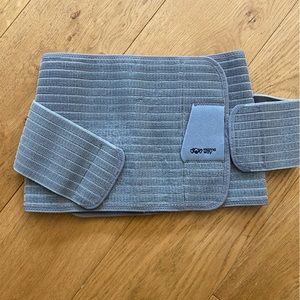 Belly band or waist trainer for post pregnancy.